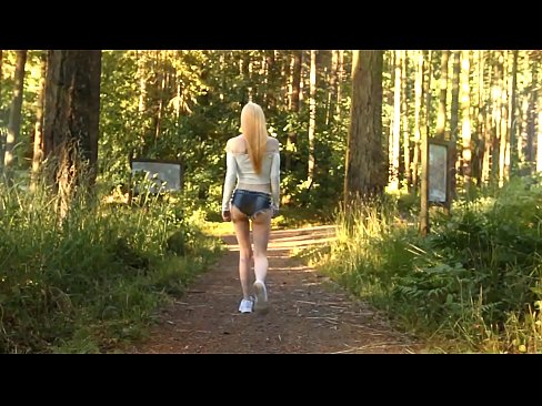 ❤️ Smuk kvinde bevæger sig langsomt, ikke nøgen video Sex video at da.tradeis.top ❌️❤