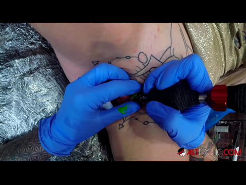 ❤️ Ekstremt tatoveret hottie Sully Savage fik en tatovering på sin klitoris Sex video at da.tradeis.top ❌️❤