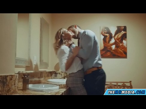 ❤️ Når en barmfagre blondine forfører dig på et offentligt toilet Sex video at da.tradeis.top ❌️❤